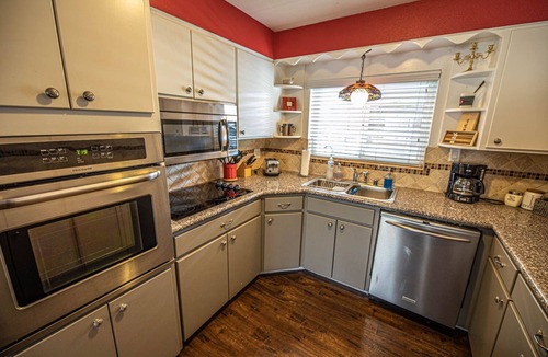 Rancho Oakey House | *FUN* POOL* GRILL*GREAT LOCATION*PRIVATE*FAMILY