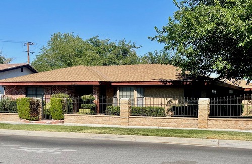 Lancaster House | Gated 4 BR 5 min to The BLVD and Convenient Access to Dinning A/C Parking