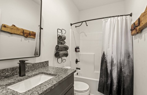 Southside Cabin | Gathering Tree's 6 Boutique Queen Suites Downtown Retreat