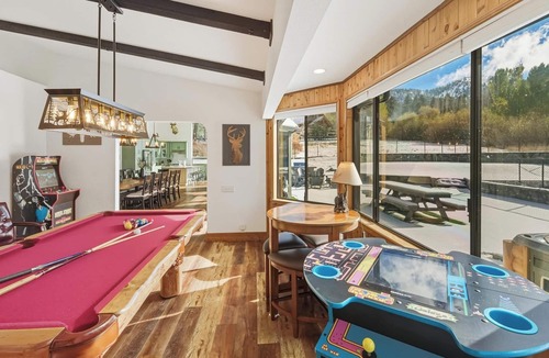 Upper Moonridge Cabin | Geronimo Lodge: Private Pickleball Court!