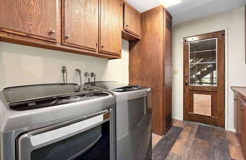 Fox Farm Cabin | Getaway and Relax in Woodsy Glam-Hot Tub-Private Lot, Huge Deck w/Firepit, Detached Master Suite, 3BR, Completely Fenced Yard, Pet Friendly