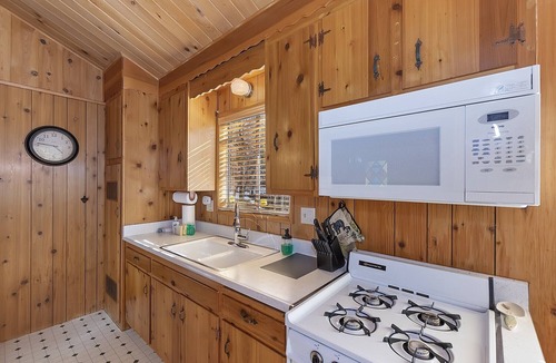 Upper Moonridge Cabin | Gingerbread Crossing by Destination Big Bear : Supreme Setting from this Woodsy 3 Bedroom Single Story Cabin! Spa!