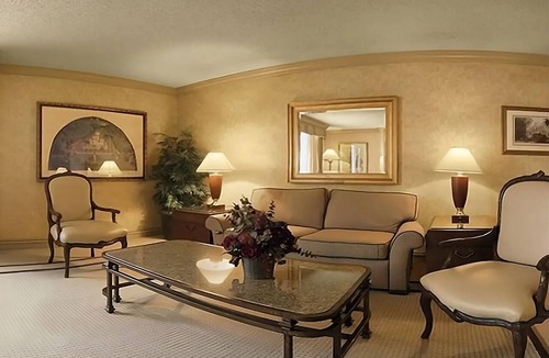 Downtown Las Vegas Hotel | Gold Tower Parlor Suite at Golden Nugget Las Vegas, Pets Allowed, Nightclub!