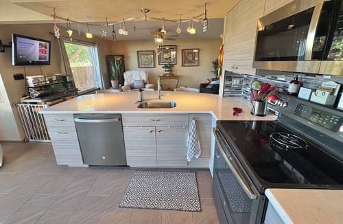 Ladera West House | Golf Course, Mnt Views, Balloons, King Bed, Veranda, Yard, 3 BD, WIFI, BBQ, WD