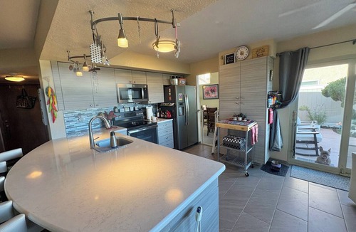 Ladera West House | Golf Course, Mnt Views, Balloons, King Bed, Veranda, Yard, 3 BD, WIFI, BBQ, WD