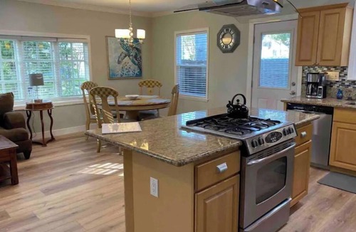 Zaferia House | Gorgeous Long Beach Bungalow (No Smoking)
