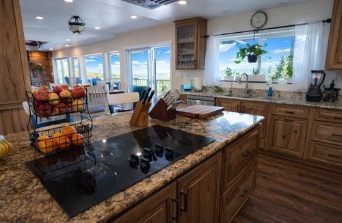 Strawberry Cabin | Gorgeous Scenic 5-bedroom lodge Tucked Away in peaceful Mountainside Pine Forest