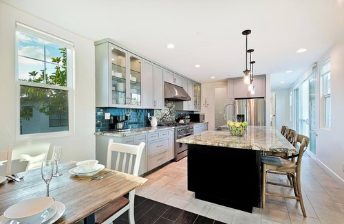 South Mission Beach House | Grand 5BD Tri-Level Home with Bay Views Garage Parking AC & Large Patio!
