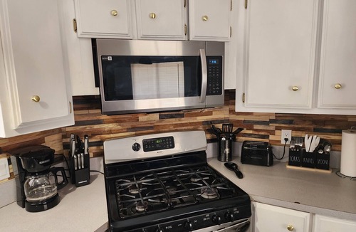 Dolan Springs House | Grand Canyon Bridge Vacation Rental, walking distance to cafe and shopping