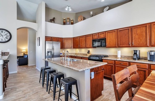 Palm Valley House | Great for Entertaining! Sparkling Pool & Spa, BBQ, WIFI, Near Dining, Shopping + Major Sports Venues