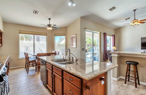 Palm Valley House | Great for Entertaining! Sparkling Pool & Spa, BBQ, WIFI, Near Dining, Shopping + Major Sports Venues