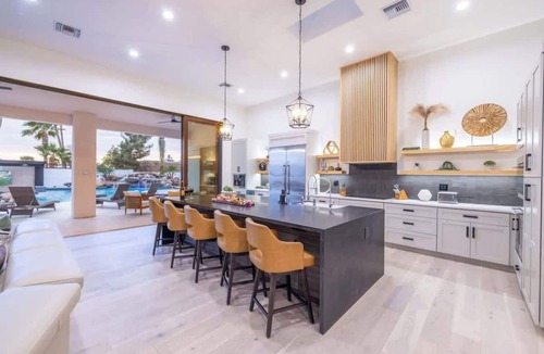 Thunderbird East House | HÓZHÓ | Lazy River, Pool, Swim-up Bar & Hot Tub