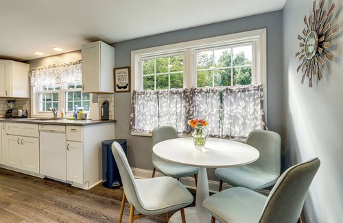 Hampton Hill Historic District Cottage | Hampton 'Quiet Corner Cottage' w/Fireplace & Yard