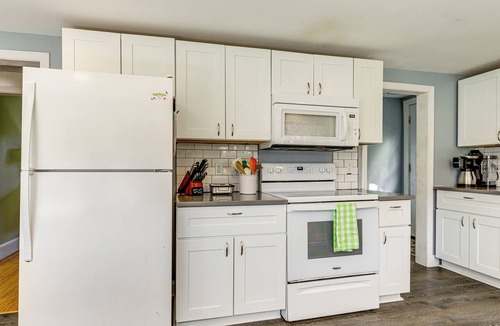 Hampton Hill Historic District Cottage | Hampton 'Quiet Corner Cottage' w/Fireplace & Yard