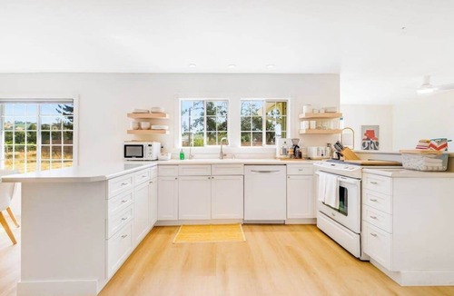 Healdsburg House | Healdsburg 3BR vineyard farmhouse with game barn & wood fireplace