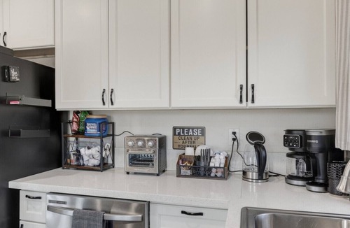 Townsite House | Henderson Retreat Mins to Strip Fire Pit & Games