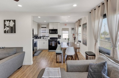 Townsite House | Henderson Retreat Mins to Strip Fire Pit & Games