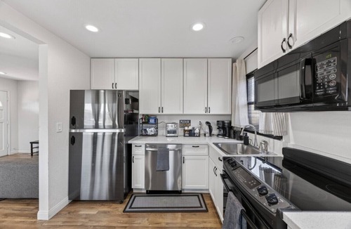 Townsite House | Henderson Retreat Mins to Strip Fire Pit & Games