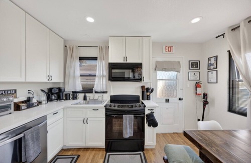Townsite House | Henderson Retreat Mins to Strip Fire Pit & Games