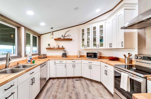 Joshua Tree Highlands House | Hi View House - Secluded Home on 5 acres with Stunning Views, Fast WiFi, Grill, & Screened Patio