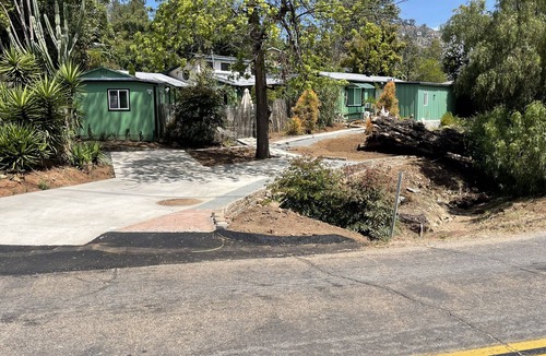 Mount Helix Cabin | Hidden Cabin on the Foothills of Mt. Helix! With Outdoor Hot tub !
