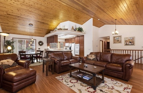 Fox Farm Cabin | Hidden Haven by Destination Big Bear : Delightful Home in Desirable Alpine Woods Area of Fox Farm! Hot Tub! Foosball!