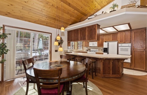 Fox Farm Cabin | Hidden Haven by Destination Big Bear : Delightful Home in Desirable Alpine Woods Area of Fox Farm! Hot Tub! Foosball!