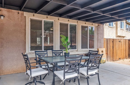 Hesperia House | High Desert Cozy Nest! Big & Cozy Desert Getaway/4BR 3BA Hot Tub&Fire Pit