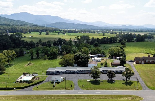 Luray Hotel | Hillside