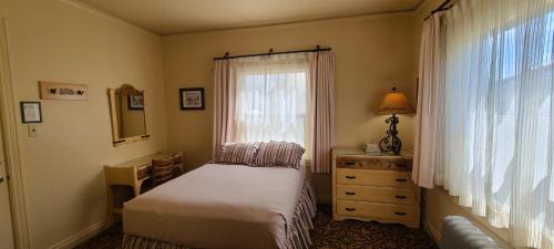 Lone Pine Hotel | Historic Dow Hotel