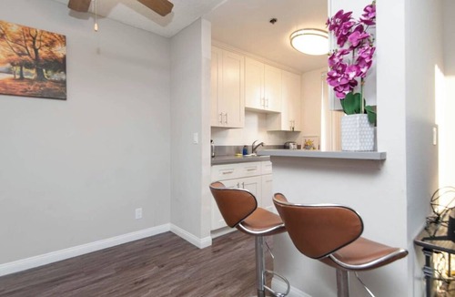Hollywood Apartment | Hollywood 2BR Suite with Rooftop Pool & Cityscape
