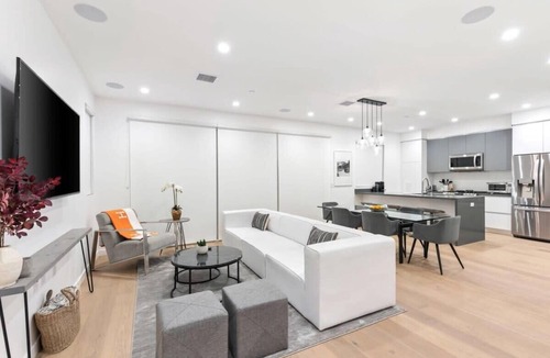 Hollywood House | Hollywoodland #1 Townhouse by Stay Awhile Villas