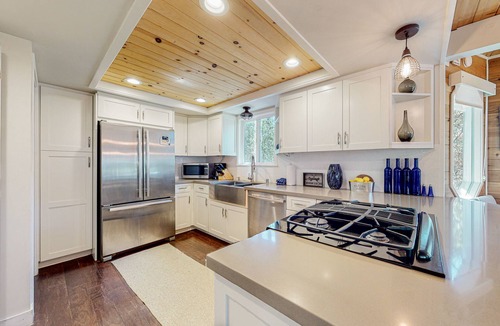 Fox Farm Cabin | Hot tub, Dog-friendly cabin near skiing, balcony, fireplace & W/D