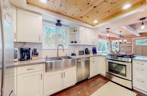 Fox Farm Cabin | Hot tub, Dog-friendly cabin near skiing, balcony, fireplace & W/D