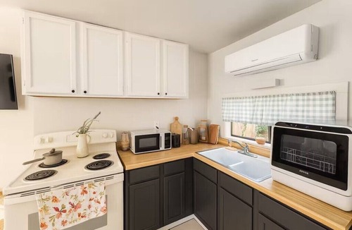 Soda Bay Cottage | Hot tub lake wine Cottage State Park 4 mins away