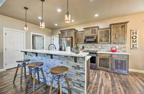Show Low Cabin | Hot Tub & Ponderosa Views! Luxe Cabin in Lakeside
