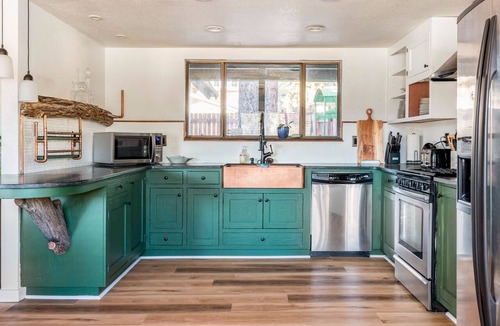 Whispering Forest Cabin | Hot Tub Spacious Cabin with Rustic Details BBQ