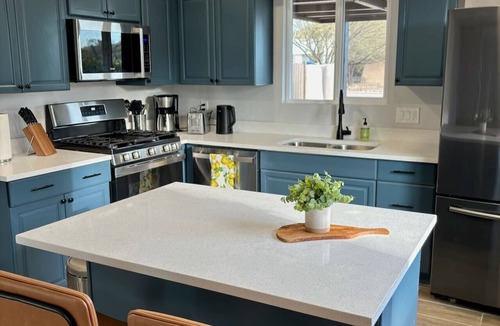 Westside Development House | Hot tub stargazing, pet friendly! Downtown & hiking nearby.