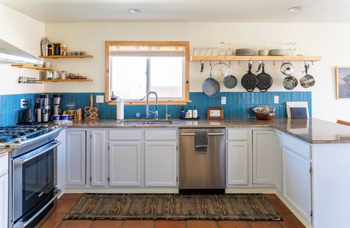 Joshua Tree Highlands House | House+Cabin|2 Hot Tubs|Cinema|Fire Pits|4min->JTNP