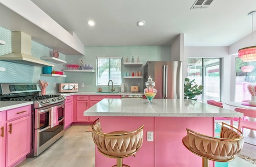 Glendale House | Iconic Barbie Dream House W/Pool, Mini Golf & Fun