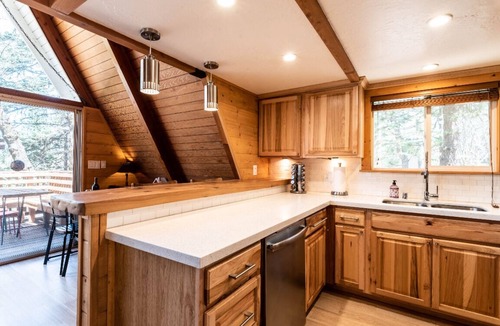 Crest Park Cabin | Iconic modernized A-frame Cabin in Lake Arrowhead/hot tub/dog friendly