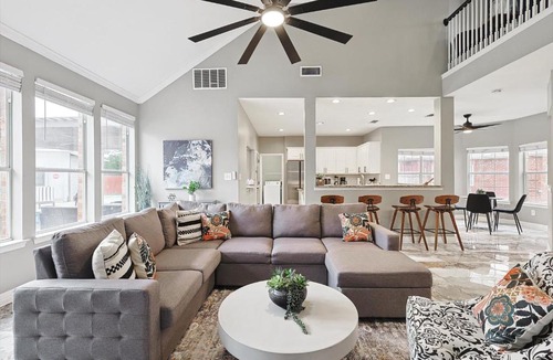 Irving House | Immaculate 5BR 2,5BA Holiday Home with Pool