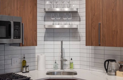 Shadyside Apartment | Immaculate Double King Suite| 2 Decks| A+ Location
