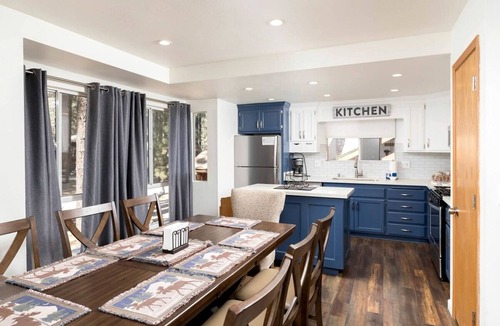 Summit Estates Cottage | Impressive Cottage with Hot-tub and Games in Big Bear Lake, California