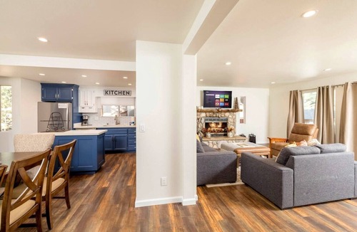 Summit Estates Cottage | Impressive Cottage with Hot-tub and Games in Big Bear Lake, California