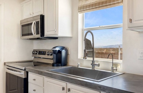 Joshua Tree Cottage | Impressive Cottage with Fire Pit, Hot-tub and Barbecue in Joshua Tree, California