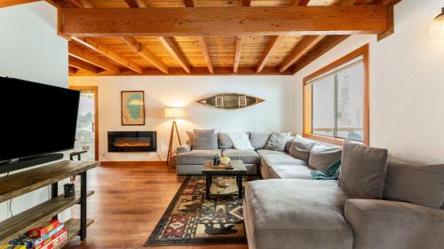 McKinney Estates House | Indigo Owl by AvantStay