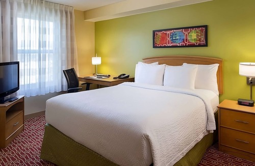 Shea Business Park Hotel | Indulge in Home Like Comfort Full Kitchen, Outdoor Pool, Near OdySea Aquarium