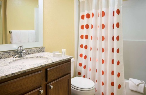 Shea Business Park Hotel | Indulge in Home Like Comfort Full Kitchen, Outdoor Pool, Near OdySea Aquarium