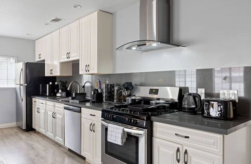 Clarkdale House | Jacuzzi, Parking, and Game Night Retreat with PS4 PacMan Darts Grill